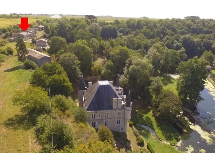 Château Des Loups - Les Cèdres Bleus Casa de Férias Echire