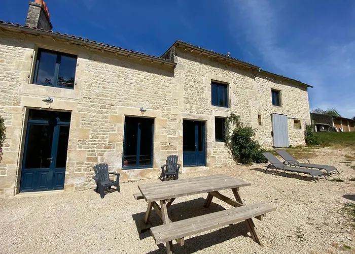 Château Des Loups - Les Cèdres Bleus Echire