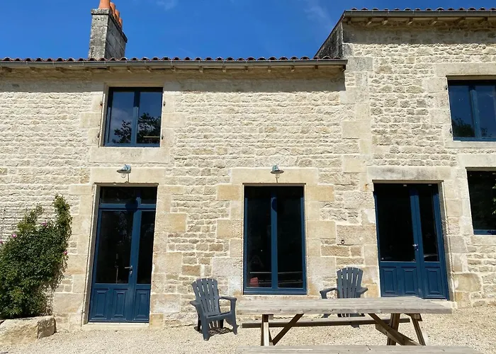 Château Des Loups - Les Cèdres Bleus Echire